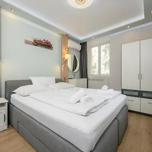 מלון דירות Palais Palffy ****